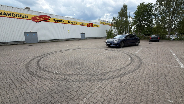 Die Gummi-Spur eines Zirkeldrehmanövers ist deutlich auf dem Parkplatzboden zu erkennen. (Bild: Dirk Kunde)
